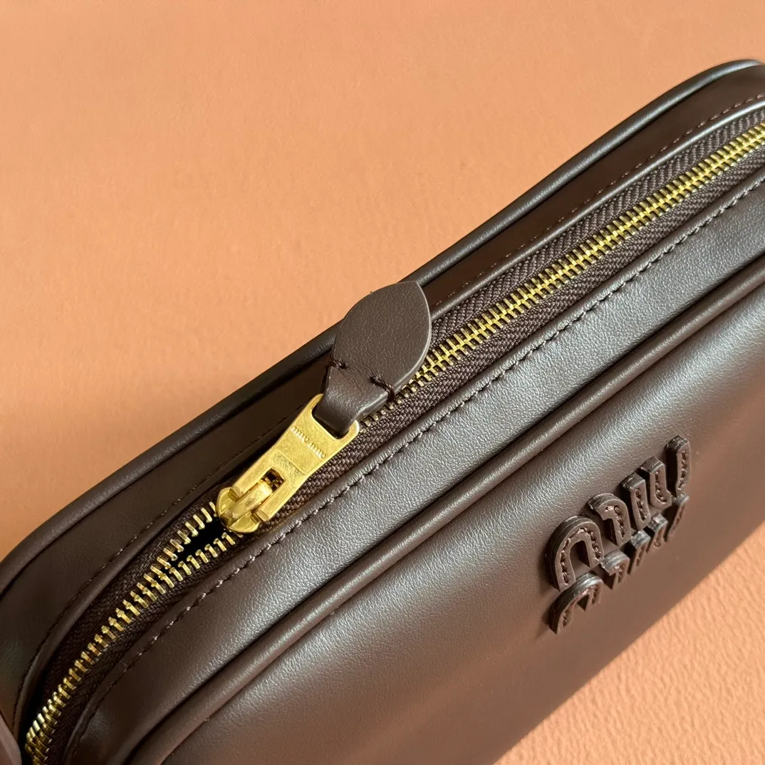 💋💋💋p1300【Original leather configuration counter complete package】Cow leather small handbag 5NE024 AF8W F004 This small bag features a sophisticated and compact design, inspired by the iconic Miu Miu handbag. The shoulder strap design allows it to be worn on the shoulder, showing elegance and practicality. ●Detachable and adjustable shoulder strap ●Zipper closure ●Lined ·Engraved logo Width: 20 cm, Height: 10 cm, Length: 4.5 cm