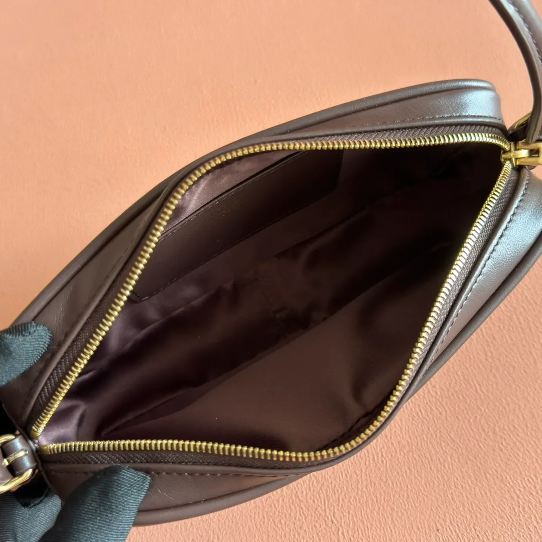 💋💋💋p1300【Original leather configuration counter complete package】Cow leather small handbag 5NE024 AF8W F004 This small bag features a sophisticated and compact design, inspired by the iconic Miu Miu handbag. The shoulder strap design allows it to be worn on the shoulder, showing elegance and practicality. ●Detachable and adjustable shoulder strap ●Zipper closure ●Lined ·Engraved logo Width: 20 cm, Height: 10 cm, Length: 4.5 cm