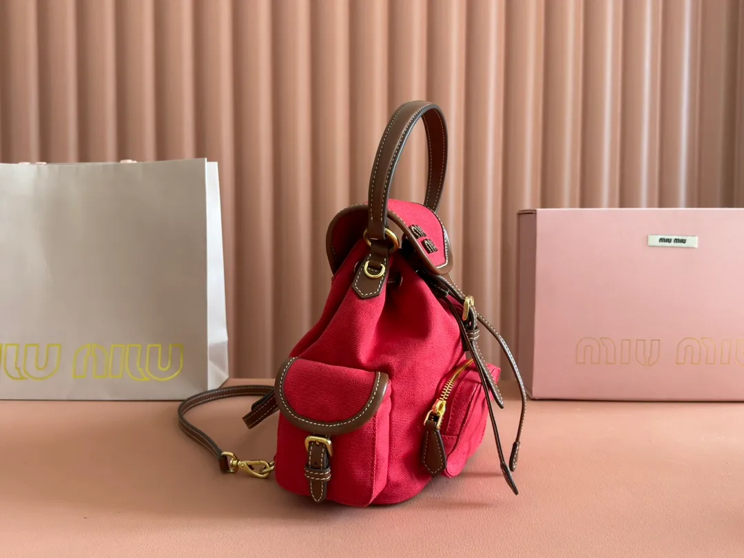 p1560. 💋💋💋【Configured with full package at counter】MIU Home new product college style backpack, the perfect combination of canvas and imported calfskin, thick wear-resistant linen blend lining, adopts a casual design style, fashionable, simple and advanced, combined with exquisite handcrafts, adds multiple pocket storage, shoulder straps and hand bags can be freely converted, greatly It improves the practicality. It is simply a tool for hanging. It can be worn with jeans, shirts or various casual sportswear. It is a very good item to wear, especially the capacity is large enough and it is light and easy to use. I sincerely recommend it. Model: 5bz043, size 22X18X11.5cm