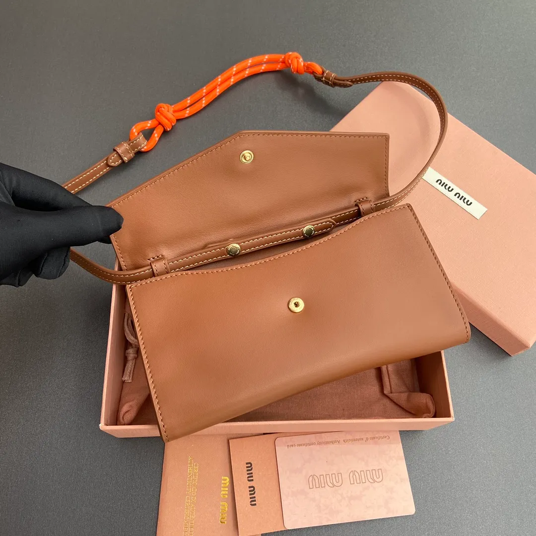 [Premium Hardware Original Leather] ¥880 ~ Brown imported cow leather and rope shoulder strap cow leather wallet. The shoulder strap of this urban style wallet is embellished with ropes that are full of rugged, playful and sporty style, creating a contrasting effect of color, texture and style. - Snap button closure - Metal letter logo - Six card slots - One inner pocket - Lined - Detachable and adjustable shoulder strap Size: w19×h9.5×2cm No.: 5MT025_ 025 _MM034