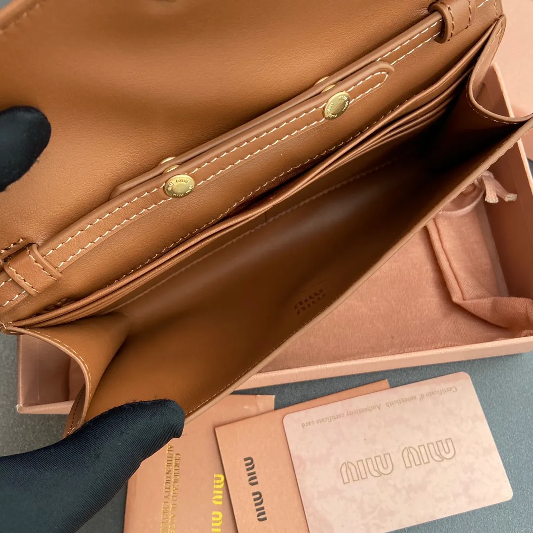 [Premium Hardware Original Leather] ¥880 ~ Brown imported cow leather and rope shoulder strap cow leather wallet. The shoulder strap of this urban style wallet is embellished with ropes that are full of rugged, playful and sporty style, creating a contrasting effect of color, texture and style. - Snap button closure - Metal letter logo - Six card slots - One inner pocket - Lined - Detachable and adjustable shoulder strap Size: w19×h9.5×2cm No.: 5MT025_ 025 _MM034