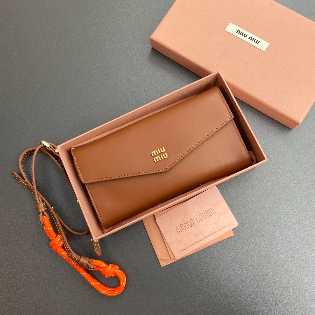 [Premium Hardware Original Leather] ¥880 ~ Brown imported cow leather and rope shoulder strap cow leather wallet. The shoulder strap of this urban style wallet is embellished with ropes that are full of rugged, playful and sporty style, creating a contrasting effect of color, texture and style. - Snap button closure - Metal letter logo - Six card slots - One inner pocket - Lined - Detachable and adjustable shoulder strap Size: w19×h9.5×2cm No.: 5MT025_ 025 _MM034