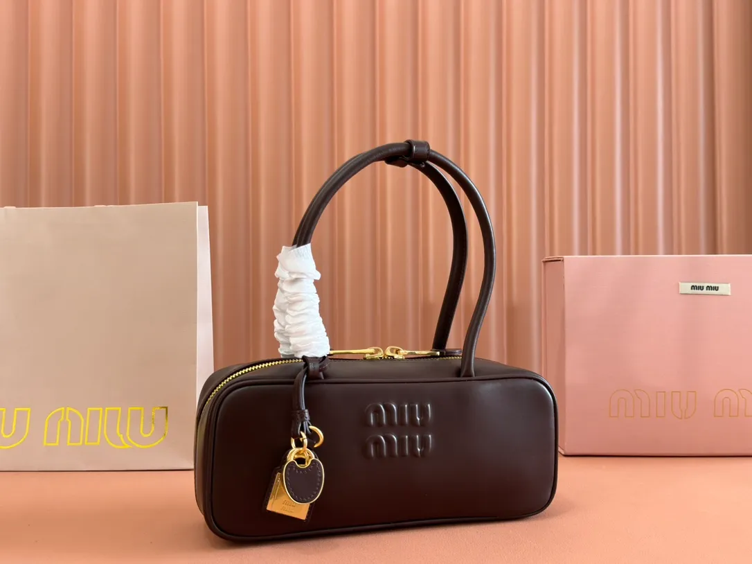 p1540💋💋💋【Full set of packaging at the counter】M’s 25ss shoulder bag〰️ is very popular on the Internet. The super beautiful Beau handbag combines retro style with contemporary spirit, it’s really awesome! ! Made of top-grade imported calfskin, the leather is smooth, delicate and soft, and it looks nice when carried on the back. The simple design is easy to match, and the capacity can hold daily necessities. It is exquisite and compact. With unique handles and hanging details, it shows functionality and personality. Model: 5BB173. Size: 28x11.5x8cm