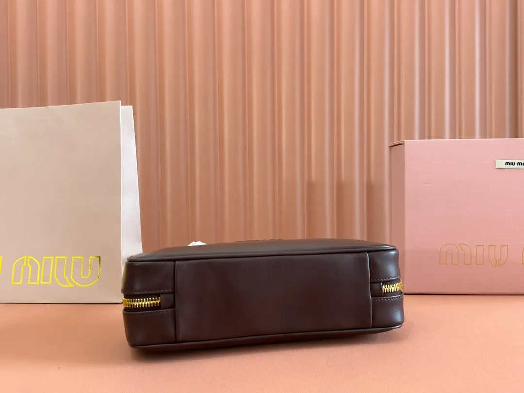 p1540💋💋💋【Full set of packaging at the counter】M’s 25ss shoulder bag〰️ is very popular on the Internet. The super beautiful Beau handbag combines retro style with contemporary spirit, it’s really awesome! ! Made of top-grade imported calfskin, the leather is smooth, delicate and soft, and it looks nice when carried on the back. The simple design is easy to match, and the capacity can hold daily necessities. It is exquisite and compact. With unique handles and hanging details, it shows functionality and personality. Model: 5BB173. Size: 28x11.5x8cm
