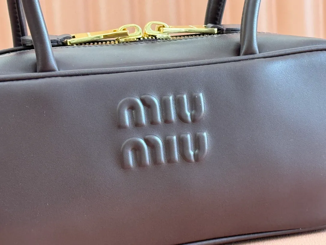 p1540💋💋💋【Full set of packaging at the counter】M’s 25ss shoulder bag〰️ is very popular on the Internet. The super beautiful Beau handbag combines retro style with contemporary spirit, it’s really awesome! ! Made of top-grade imported calfskin, the leather is smooth, delicate and soft, and it looks nice when carried on the back. The simple design is easy to match, and the capacity can hold daily necessities. It is exquisite and compact. With unique handles and hanging details, it shows functionality and personality. Model: 5BB173. Size: 28x11.5x8cm