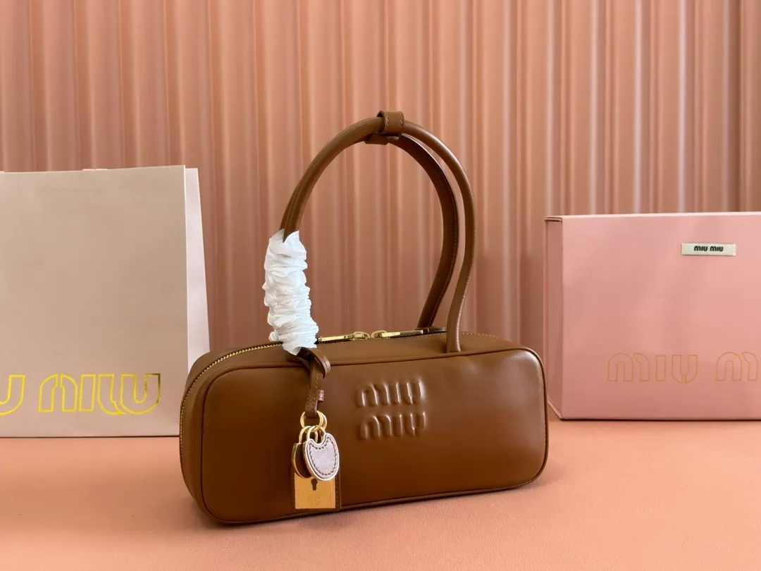 p1540💋💋💋【Full set of packaging at the counter】M’s 25ss shoulder bag〰️ is very popular on the Internet. The super beautiful Beau handbag combines retro style with contemporary spirit, it’s really awesome! ! Made of top-grade imported calfskin, the leather is smooth, delicate and soft, and it looks nice when carried on the back. The simple design is easy to match, and the capacity can hold daily necessities. It is exquisite and compact. With unique handles and hanging details, it shows functionality and personality. Model: 5BB173. Size: 28x11.5x8cm
