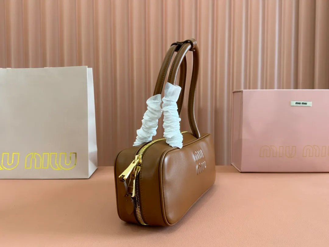 p1540💋💋💋【Full set of packaging at the counter】M’s 25ss shoulder bag〰️ is very popular on the Internet. The super beautiful Beau handbag combines retro style with contemporary spirit, it’s really awesome! ! Made of top-grade imported calfskin, the leather is smooth, delicate and soft, and it looks nice when carried on the back. The simple design is easy to match, and the capacity can hold daily necessities. It is exquisite and compact. With unique handles and hanging details, it shows functionality and personality. Model: 5BB173. Size: 28x11.5x8cm
