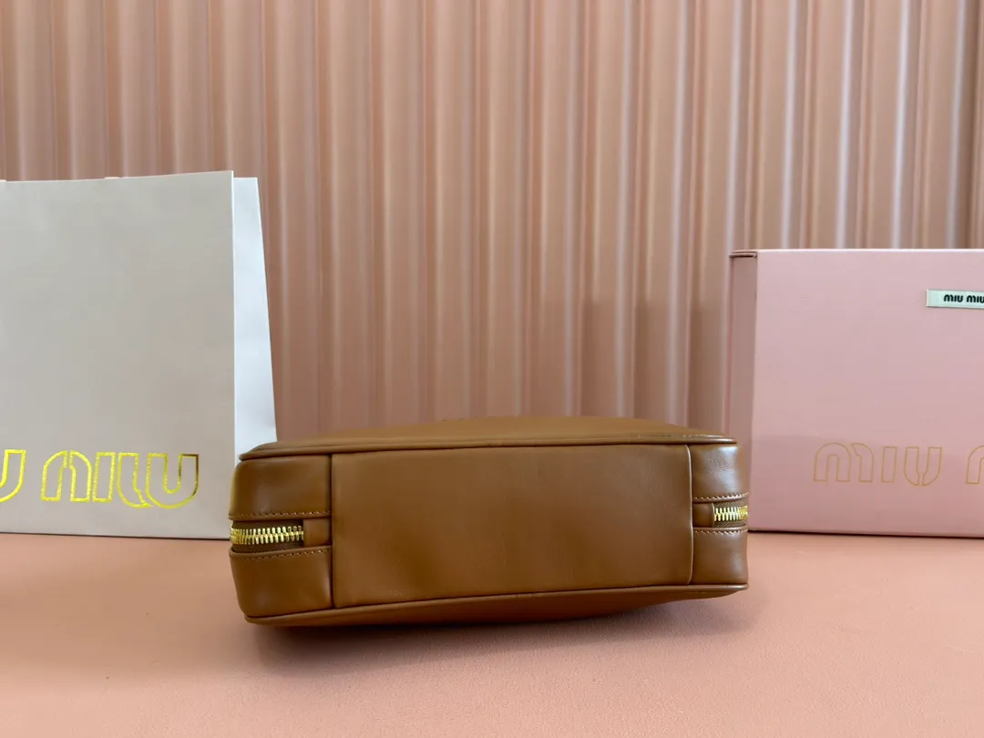 p1540💋💋💋【Full set of packaging at the counter】M’s 25ss shoulder bag〰️ is very popular on the Internet. The super beautiful Beau handbag combines retro style with contemporary spirit, it’s really awesome! ! Made of top-grade imported calfskin, the leather is smooth, delicate and soft, and it looks nice when carried on the back. The simple design is easy to match, and the capacity can hold daily necessities. It is exquisite and compact. With unique handles and hanging details, it shows functionality and personality. Model: 5BB173. Size: 28x11.5x8cm