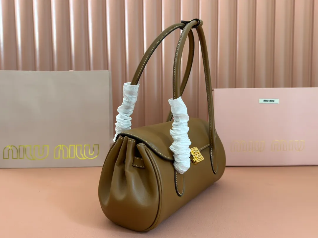 p1800💋💋💋【Original leather configuration counter packaging】MIU's new 24ss autumn and winter baguette bag. The baguette design style leads the new trend, full of "girly feelings" and revolves around the bookish style. The uninhibited and wine-loving lady style has a casual attitude towards life, showing the uniqueness of the exclusive miumiu girl. The one that is not too big or too small can be sweet, spicy or handsome. The capacity can also meet the daily needs of going out. It is beautiful and practical. It’s hard not to love it Model number: 5bd265 Size: Base length 28x base 11x height 15cm