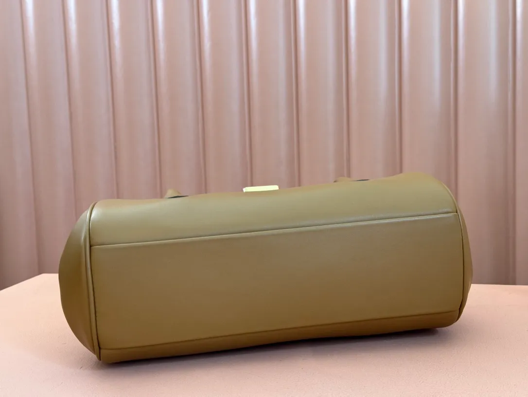p1800💋💋💋【Original leather configuration counter packaging】MIU's new 24ss autumn and winter baguette bag. The baguette design style leads the new trend, full of "girly feelings" and revolves around the bookish style. The uninhibited and wine-loving lady style has a casual attitude towards life, showing the uniqueness of the exclusive miumiu girl. The one that is not too big or too small can be sweet, spicy or handsome. The capacity can also meet the daily needs of going out. It is beautiful and practical. It’s hard not to love it Model number: 5bd265 Size: Base length 28x base 11x height 15cm