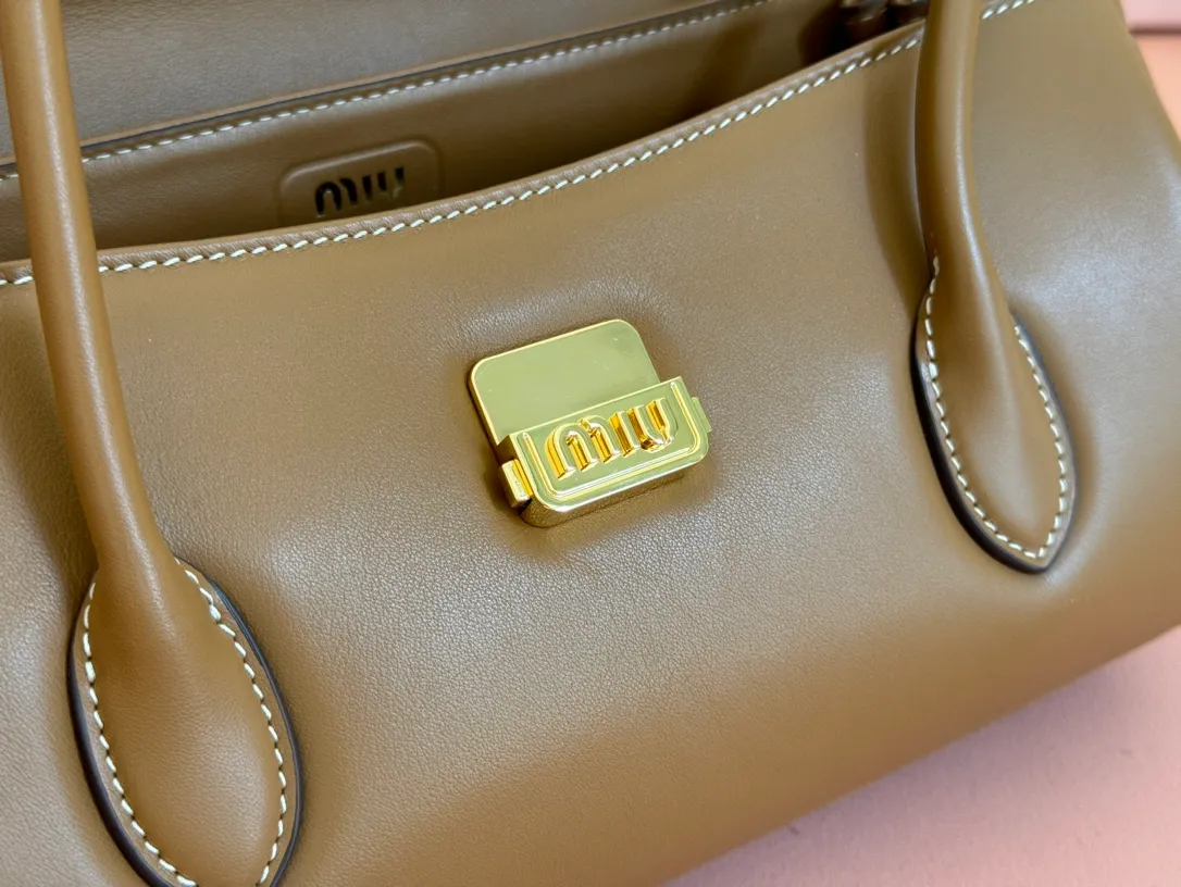p1800💋💋💋【Original leather configuration counter packaging】MIU's new 24ss autumn and winter baguette bag. The baguette design style leads the new trend, full of "girly feelings" and revolves around the bookish style. The uninhibited and wine-loving lady style has a casual attitude towards life, showing the uniqueness of the exclusive miumiu girl. The one that is not too big or too small can be sweet, spicy or handsome. The capacity can also meet the daily needs of going out. It is beautiful and practical. It’s hard not to love it Model number: 5bd265 Size: Base length 28x base 11x height 15cm