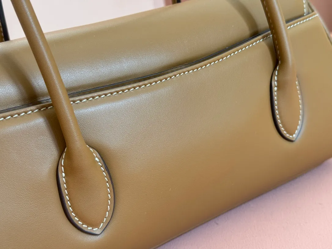 p1800💋💋💋【Original leather configuration counter packaging】MIU's new 24ss autumn and winter baguette bag. The baguette design style leads the new trend, full of "girly feelings" and revolves around the bookish style. The uninhibited and wine-loving lady style has a casual attitude towards life, showing the uniqueness of the exclusive miumiu girl. The one that is not too big or too small can be sweet, spicy or handsome. The capacity can also meet the daily needs of going out. It is beautiful and practical. It’s hard not to love it Model number: 5bd265 Size: Base length 28x base 11x height 15cm