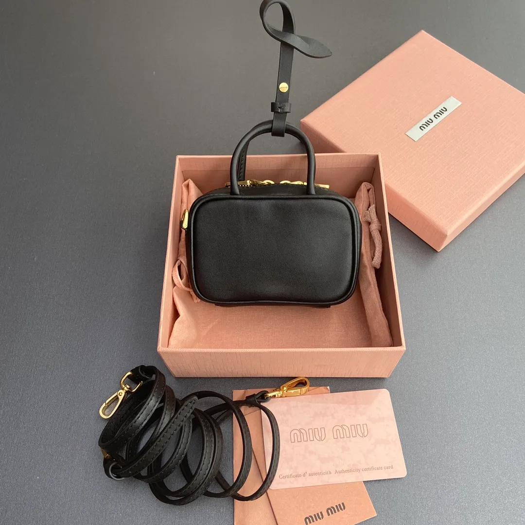[Special grade hardware original leather] ¥800 ~ Black imported cow leather pendant. This pendant can be decorated with other accessories and has a unique style. Decorated with an embossed logo for an added signature touch. - Lace-up closure - Zipper closure - Embossed letter logo - Lined Dimensions: w11×h7×d4cm No.: 5NR036_020_MM030