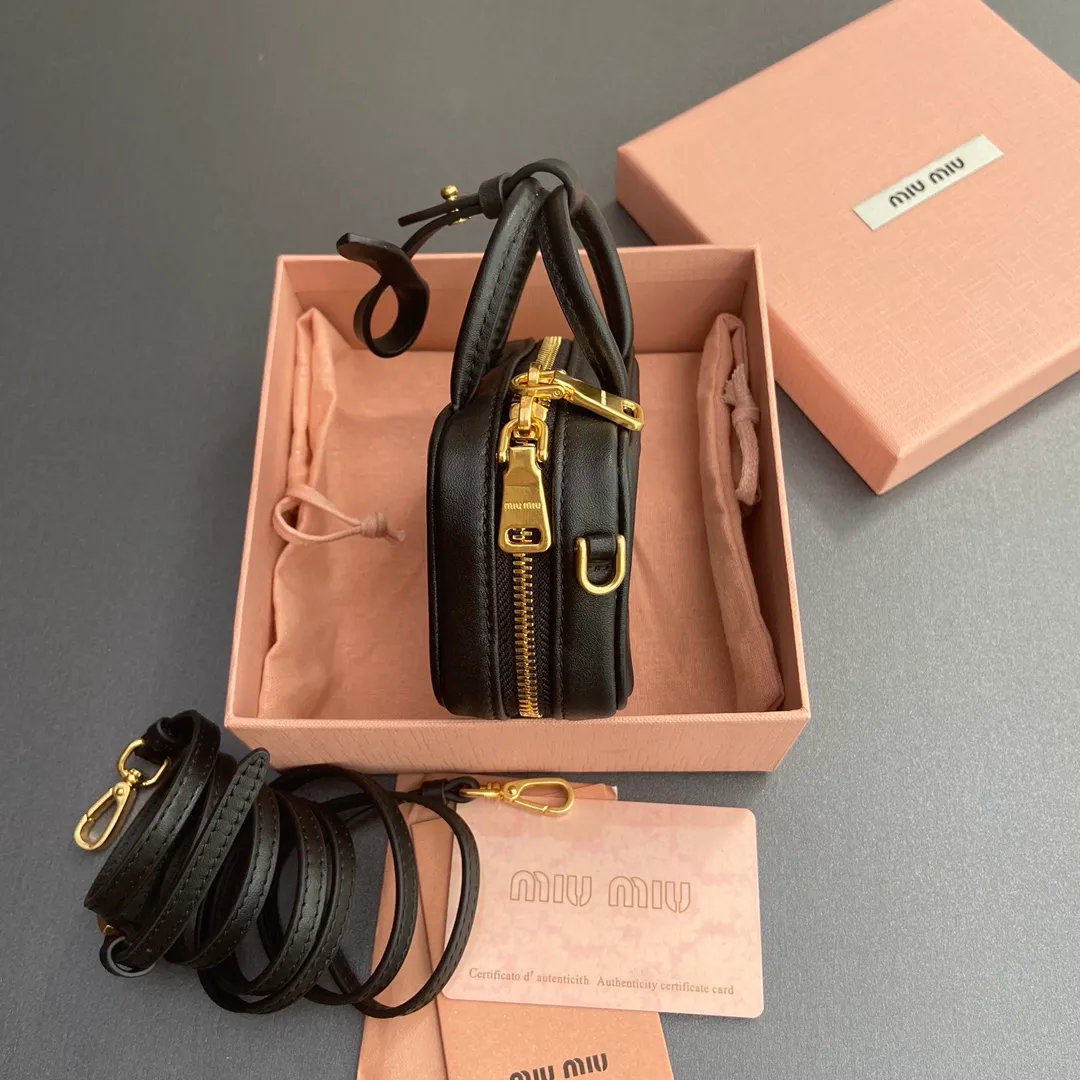[Special grade hardware original leather] ¥800 ~ Black imported cow leather pendant. This pendant can be decorated with other accessories and has a unique style. Decorated with an embossed logo for an added signature touch. - Lace-up closure - Zipper closure - Embossed letter logo - Lined Dimensions: w11×h7×d4cm No.: 5NR036_020_MM030