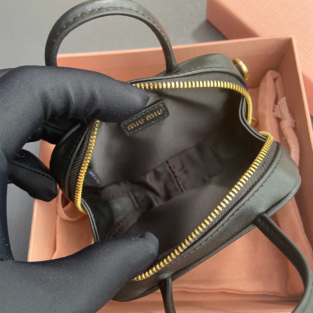 [Special grade hardware original leather] ¥800 ~ Black imported cow leather pendant. This pendant can be decorated with other accessories and has a unique style. Decorated with an embossed logo for an added signature touch. - Lace-up closure - Zipper closure - Embossed letter logo - Lined Dimensions: w11×h7×d4cm No.: 5NR036_020_MM030