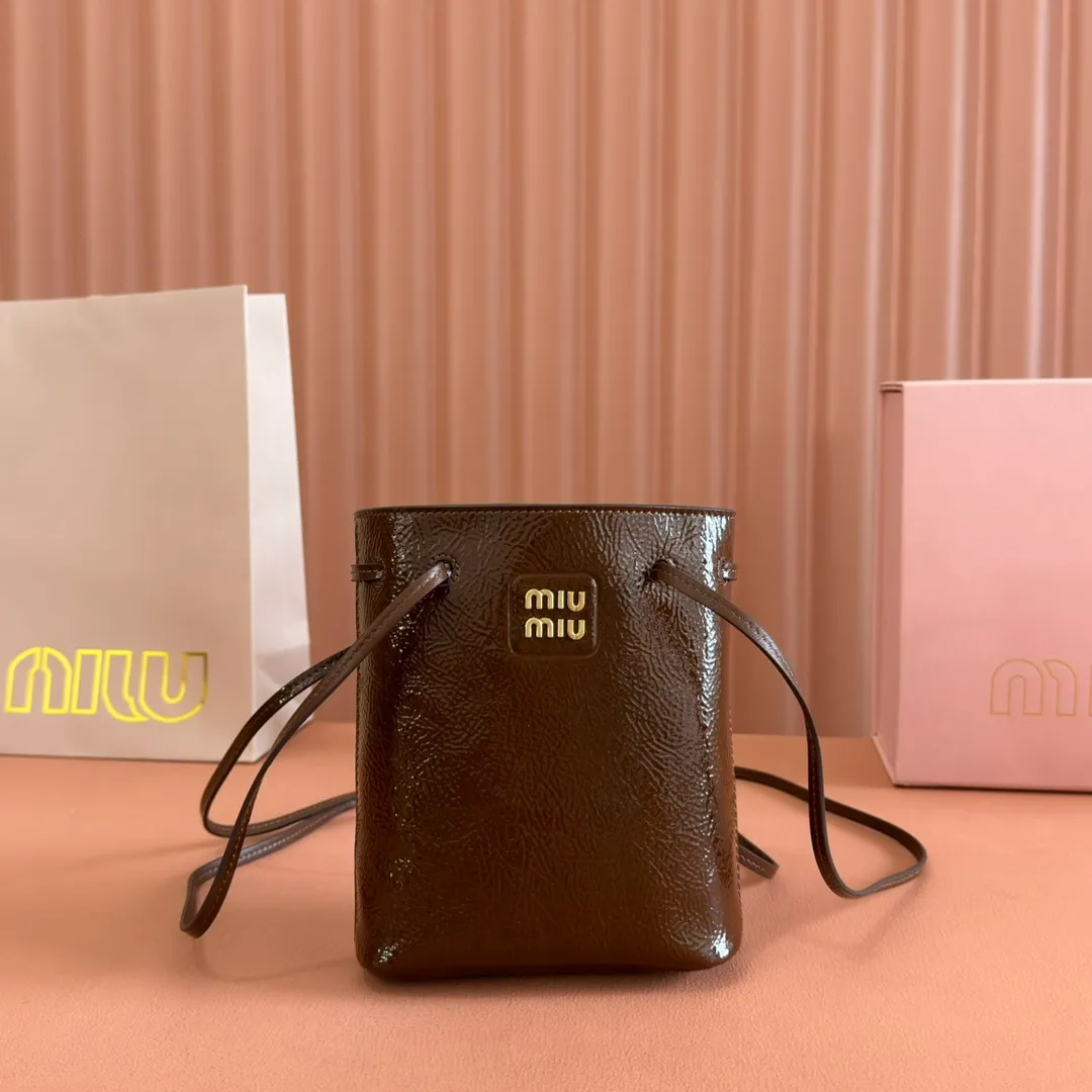p1100💋💋💋 Equipped with a full set of packaging at the counter [Special grade hardware original leather] Nappa sheepskin mini handbag/shoulder bag ~ brown patent leather This mini handbag is famous for the soft texture of Nappa sheepskin. Adjustable shoulder strap adds practical detail, while embossed letter logo adds classic style ~ Letter logo ~ Adjustable shoulder strap ~ Lined Dimensions: W14×H17×D6cm Number: 5NF460