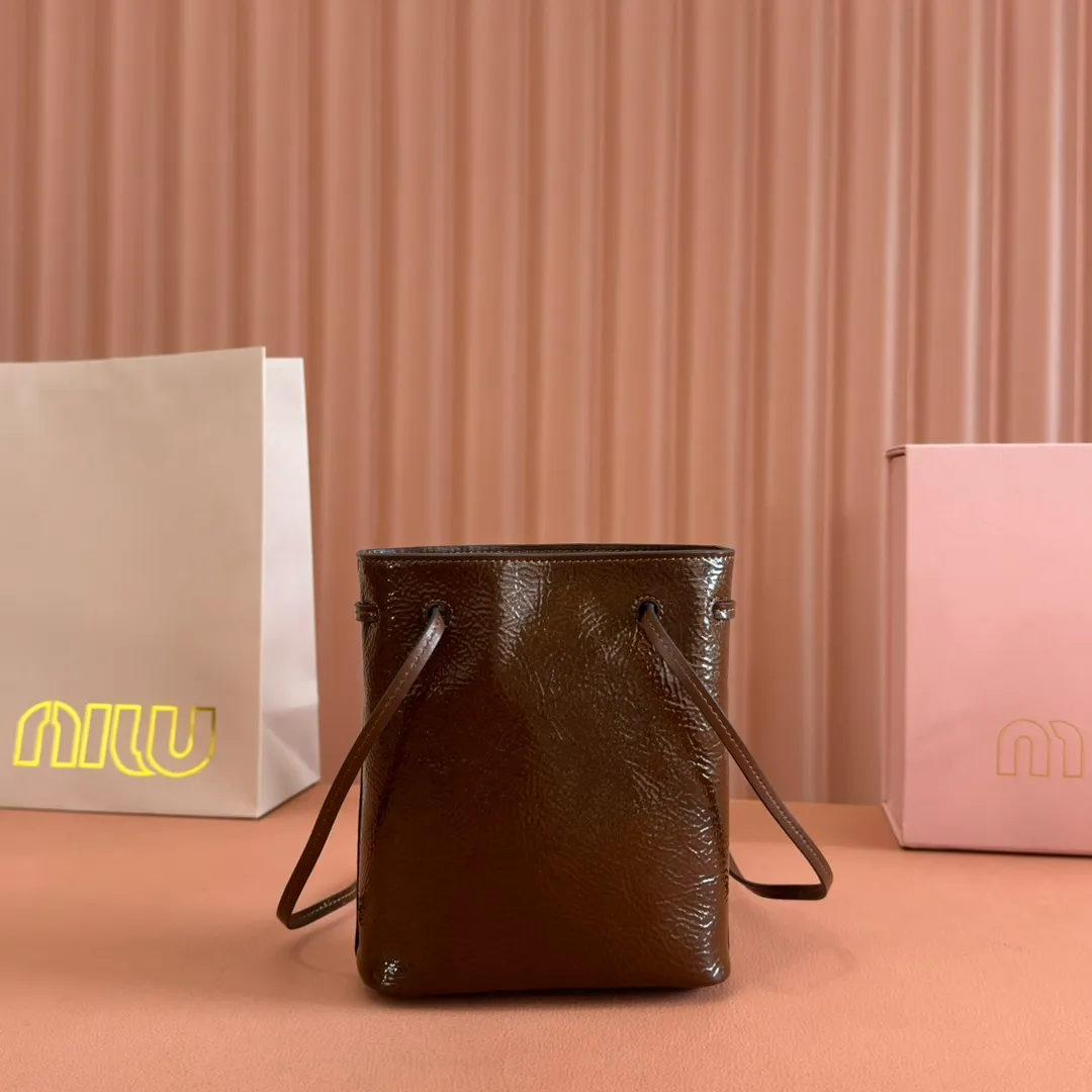 p1100💋💋💋 Equipped with a full set of packaging at the counter [Special grade hardware original leather] Nappa sheepskin mini handbag/shoulder bag ~ brown patent leather This mini handbag is famous for the soft texture of Nappa sheepskin. Adjustable shoulder strap adds practical detail, while embossed letter logo adds classic style ~ Letter logo ~ Adjustable shoulder strap ~ Lined Dimensions: W14×H17×D6cm Number: 5NF460