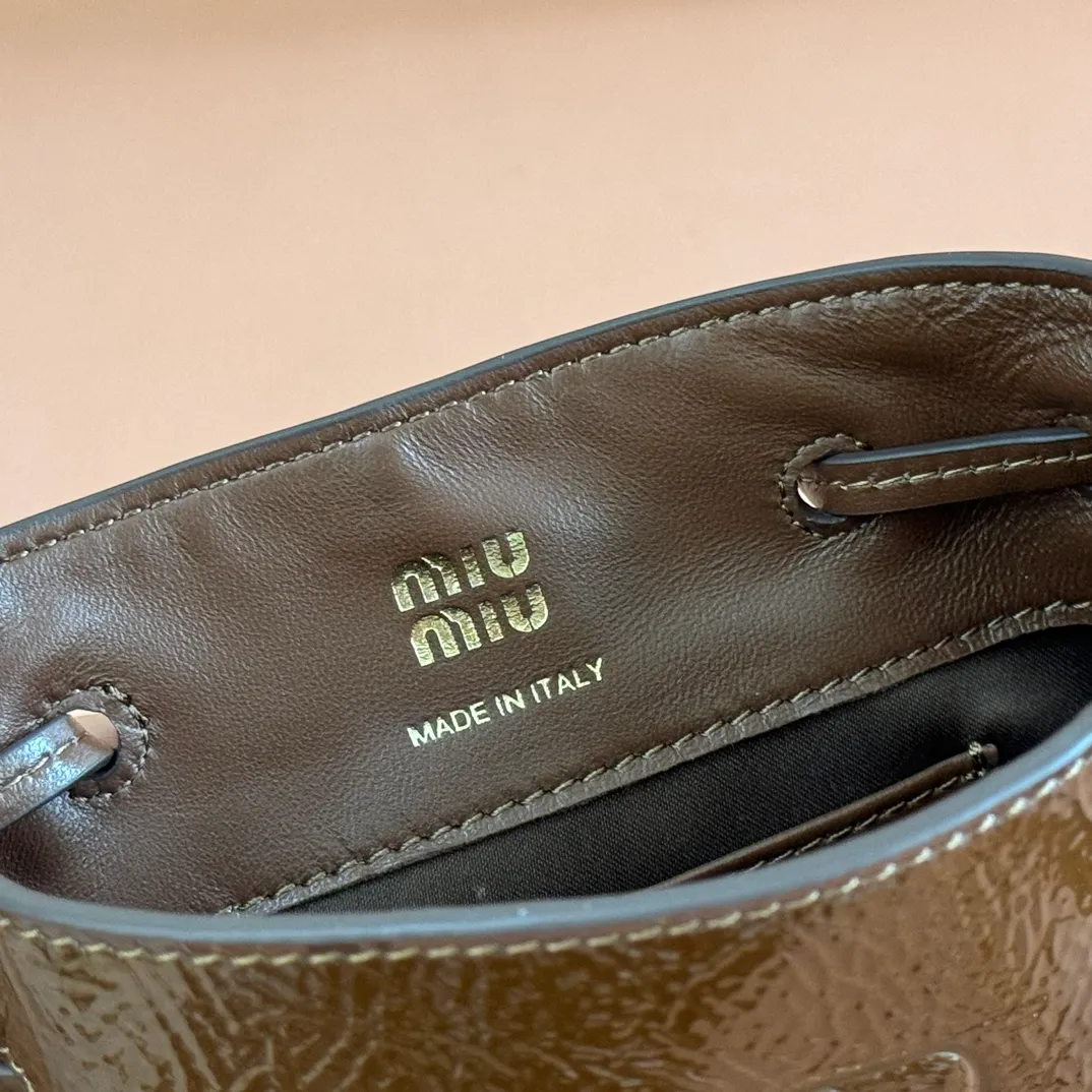 p1100💋💋💋 Equipped with a full set of packaging at the counter [Special grade hardware original leather] Nappa sheepskin mini handbag/shoulder bag ~ brown patent leather This mini handbag is famous for the soft texture of Nappa sheepskin. Adjustable shoulder strap adds practical detail, while embossed letter logo adds classic style ~ Letter logo ~ Adjustable shoulder strap ~ Lined Dimensions: W14×H17×D6cm Number: 5NF460
