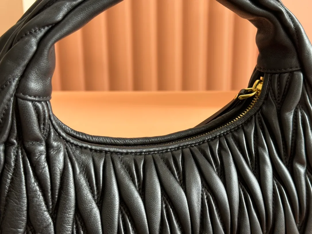 p1660💋💋💋 Equipped with a full set of packaging at the counter [Special grade hardware original leather] Wander Matelasse sheepskin Hobo mini handbag/crossbody bag ~ The black sheepskin Wander handbag has become one of the classic accessories. This mini handbag is made of Matalasse sheep leather, using exquisite craftsmanship to create a three-dimensional effect, showing exquisite elegance. Presenting the Hobo bag style, blending retro style and modern elegance, it has become a new synonym for modern femininity. ～Golden hardware ～Zipper closure ～Metal lettering logo on the front ～Cotton satin lining Size: W25×H18×D5.5cm Number: 5BP306