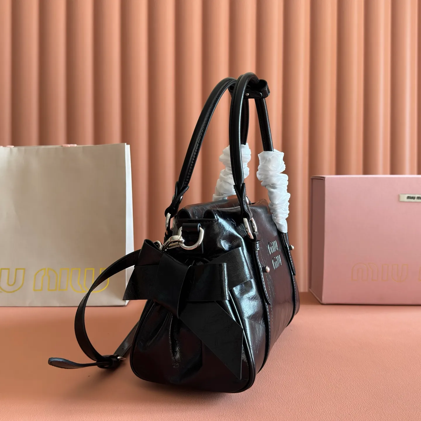 P1860💋💋💋【Original leather configuration counter complete package】 5BA327 Miu Miu 26SS RIBBON early spring handbag classic. When I see it, I think of the classic of the first generation of miu. When a pair of wings decide to perch on the shoulders of history and the present at the same time, the real classic will always grow at both ends of time. The ancient silver buckle locks the unfaded gilt dream. Hard shell motorcycle bag + bow tie These two incompatible people collided together, but there was no sense of disharmony. They were a bit motorcycle and a bit cute. They were both sweet and sassy at the same time. They were very light in weight. Made of shiny cow leather. Size: 28*15*22cm.