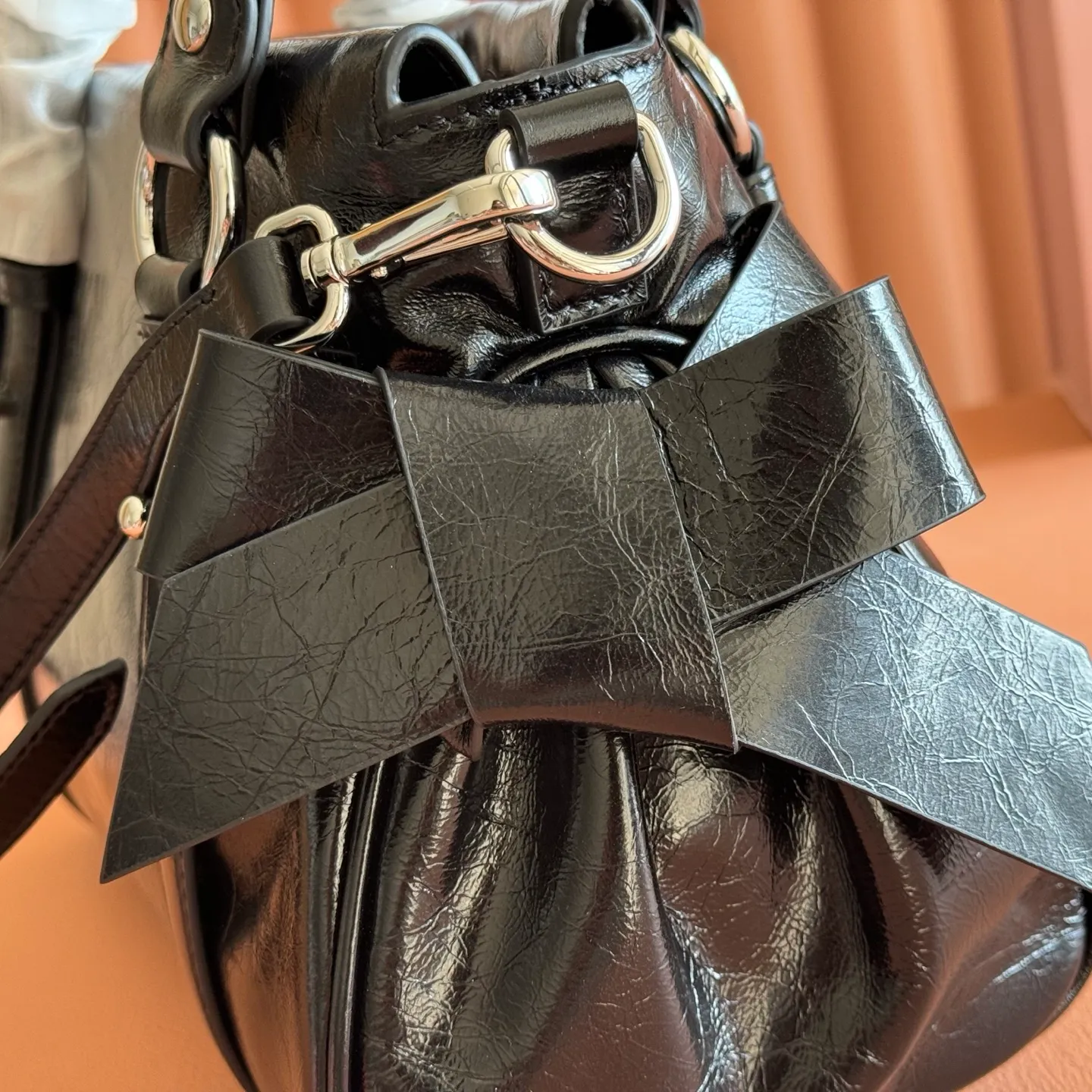P1860💋💋💋【Original leather configuration counter complete package】 5BA327 Miu Miu 26SS RIBBON early spring handbag classic. When I see it, I think of the classic of the first generation of miu. When a pair of wings decide to perch on the shoulders of history and the present at the same time, the real classic will always grow at both ends of time. The ancient silver buckle locks the unfaded gilt dream. Hard shell motorcycle bag + bow tie These two incompatible people collided together, but there was no sense of disharmony. They were a bit motorcycle and a bit cute. They were both sweet and sassy at the same time. They were very light in weight. Made of shiny cow leather. Size: 28*15*22cm.