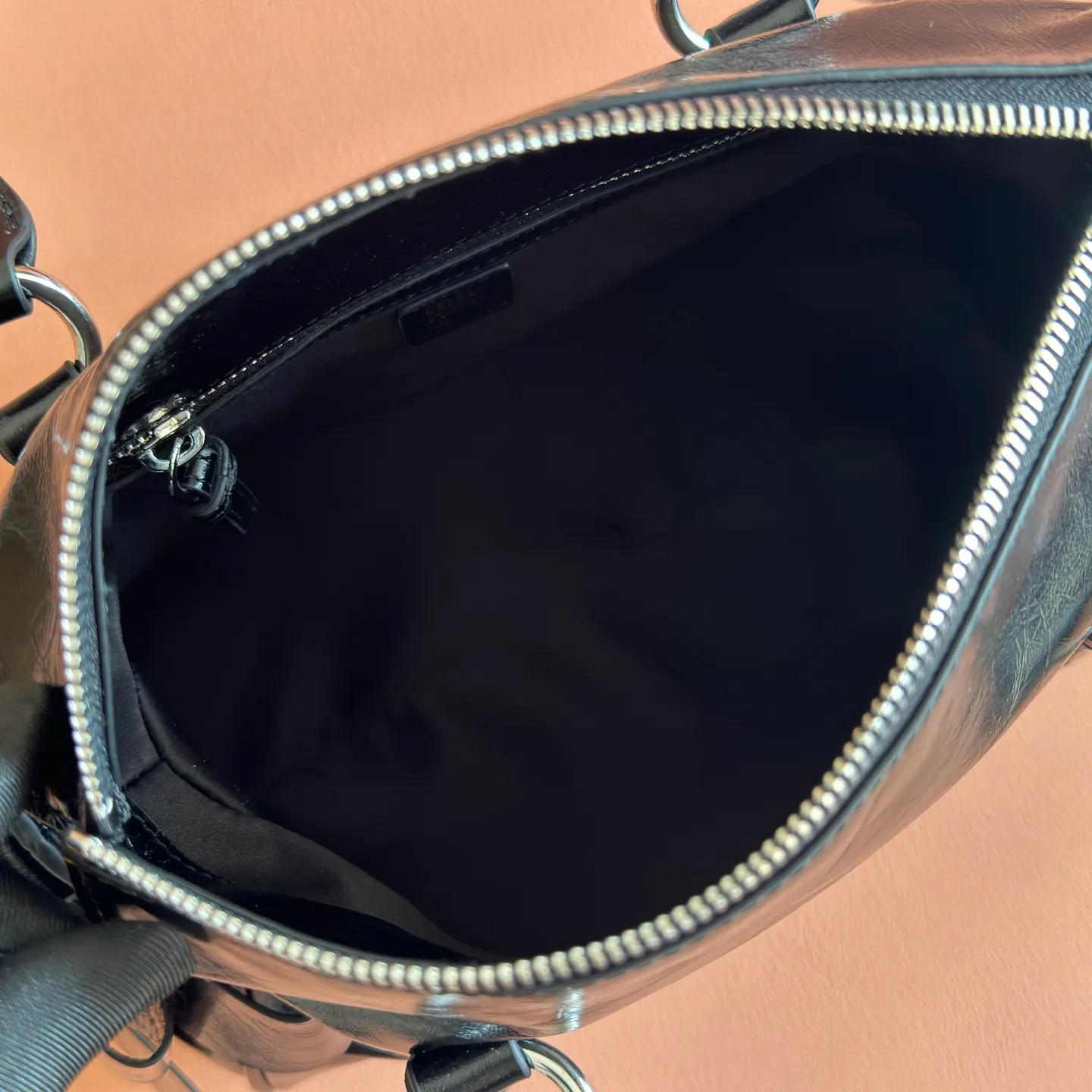 P1860💋💋💋【Original leather configuration counter complete package】 5BA327 Miu Miu 26SS RIBBON early spring handbag classic. When I see it, I think of the classic of the first generation of miu. When a pair of wings decide to perch on the shoulders of history and the present at the same time, the real classic will always grow at both ends of time. The ancient silver buckle locks the unfaded gilt dream. Hard shell motorcycle bag + bow tie These two incompatible people collided together, but there was no sense of disharmony. They were a bit motorcycle and a bit cute. They were both sweet and sassy at the same time. They were very light in weight. Made of shiny cow leather. Size: 28*15*22cm.