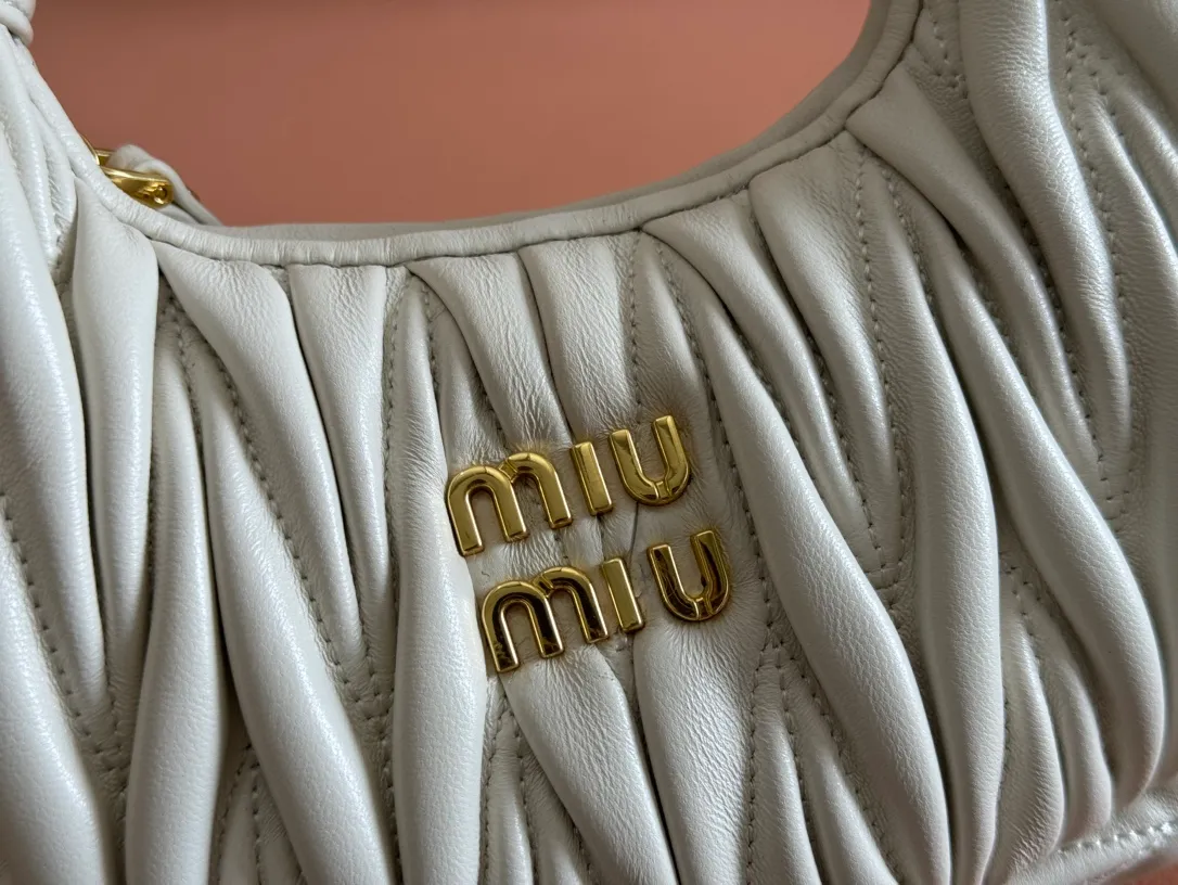p1460💋💋💋 Equipped with a full set of packaging at the counter [Special grade hardware original leather] Wander Matelasse sheepskin Hobo mini handbag/crossbody bag ~ The white sheepskin Wander handbag has become one of the classic accessories. This mini handbag is made of Matalasse sheep leather, using exquisite craftsmanship to create a three-dimensional effect, showing exquisite elegance. Presenting the Hobo bag style, blending retro style and modern elegance, it has become a new synonym for modern femininity. ～Golden hardware ～Zipper closure ～Metal lettering logo on the front ～Cotton satin lining Size: W17.5×H14×D5.5cm Number: 5BP156