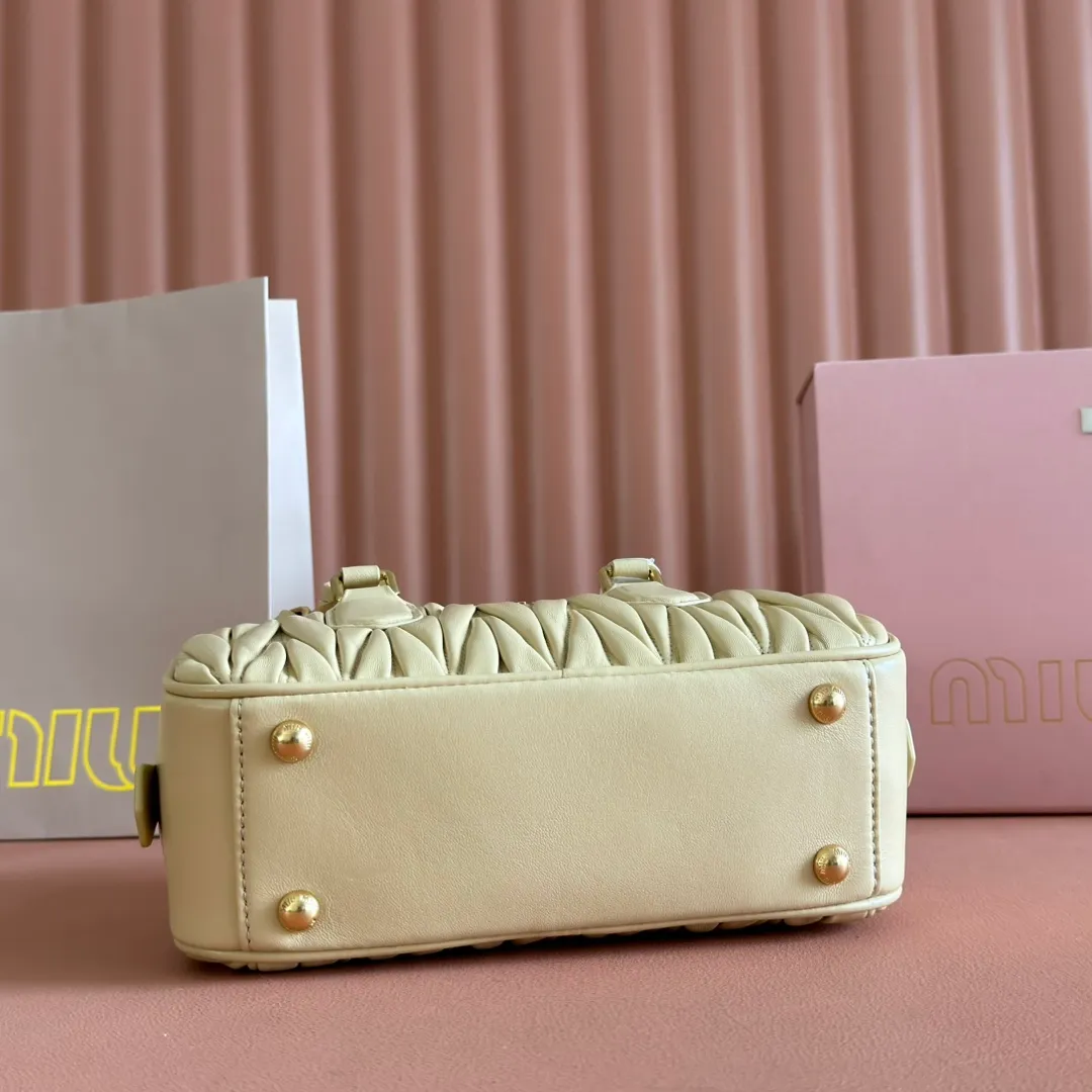 p1700💋💋💋【Configuring full counter package】MIU MIU Miu Miu pleated lambskin Miu Miu women's Arcadia cowhide handbag crossbody bag👝The lightweight padding design makes the handbag look fuller and shows a cosmopolitan style. The letter logo, which echoes the finish of the metal hardware, straddles the line between function and decoration, giving this handbag a unique aesthetic and classic feel. Size: 22✖️10.5✖️7.5cm Style number: 5bb142