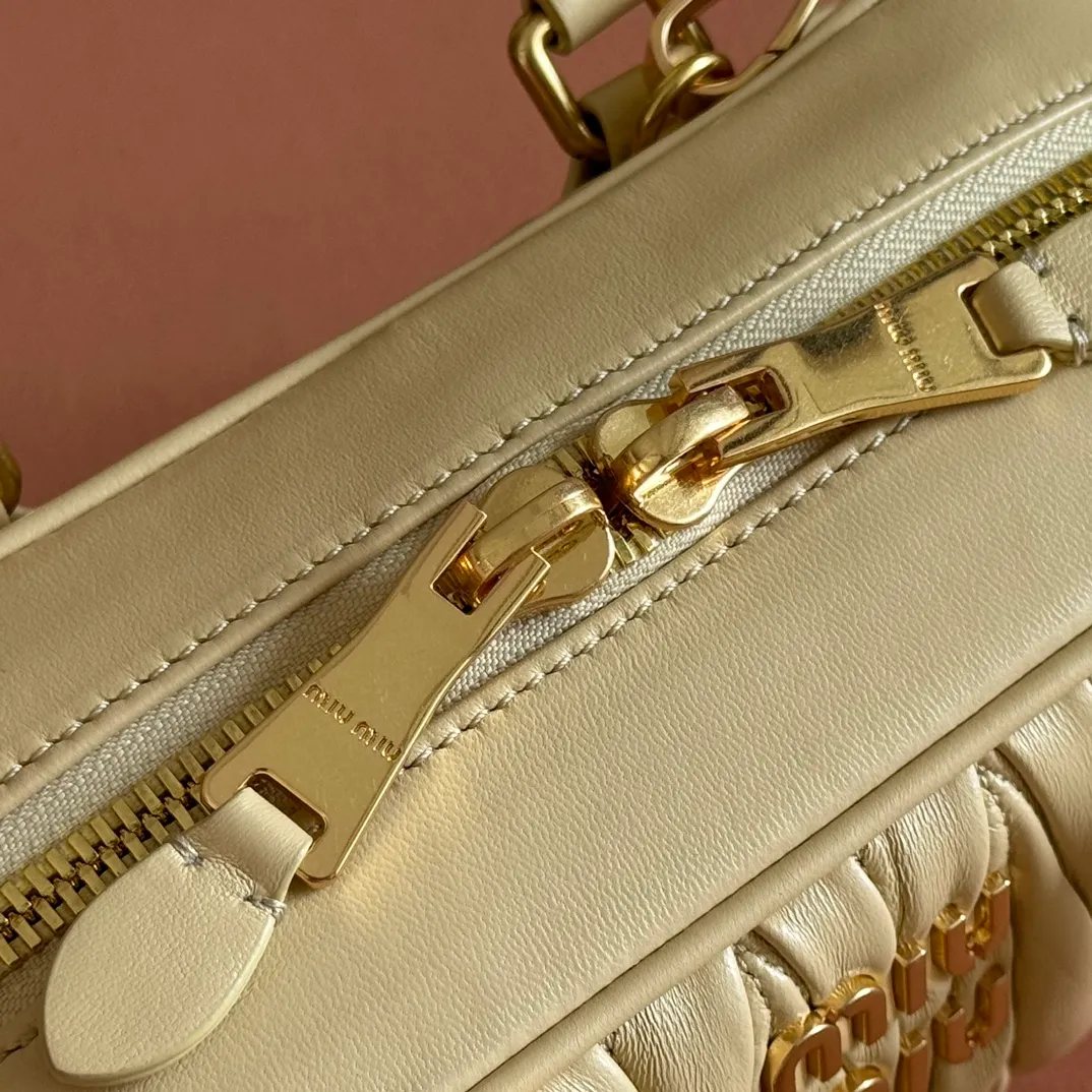 p1700💋💋💋【Configuring full counter package】MIU MIU Miu Miu pleated lambskin Miu Miu women's Arcadia cowhide handbag crossbody bag👝The lightweight padding design makes the handbag look fuller and shows a cosmopolitan style. The letter logo, which echoes the finish of the metal hardware, straddles the line between function and decoration, giving this handbag a unique aesthetic and classic feel. Size: 22✖️10.5✖️7.5cm Style number: 5bb142