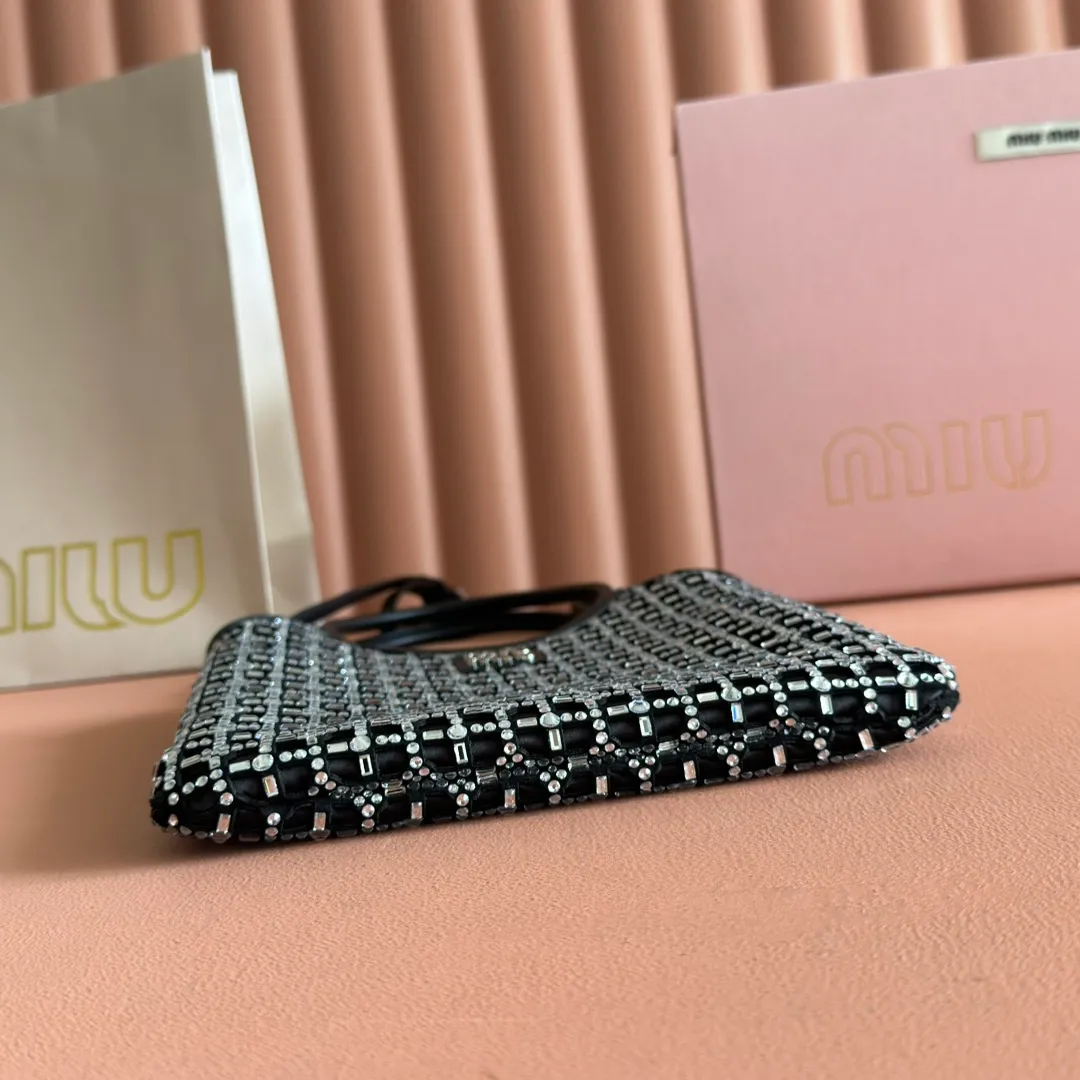 p1360💋💋💋【Full set of counter packaging】5BA281 diamond bag. This handbag is covered with a geometric pattern composed of artificial crystals. The details are exquisite. The classic letter logo adds unique style and recognition. It is equipped with a detachable and adjustable long leather shoulder strap for better practicality. Steel hardware, satin lining, with patch pockets. Size: 20 cm X 24 cm