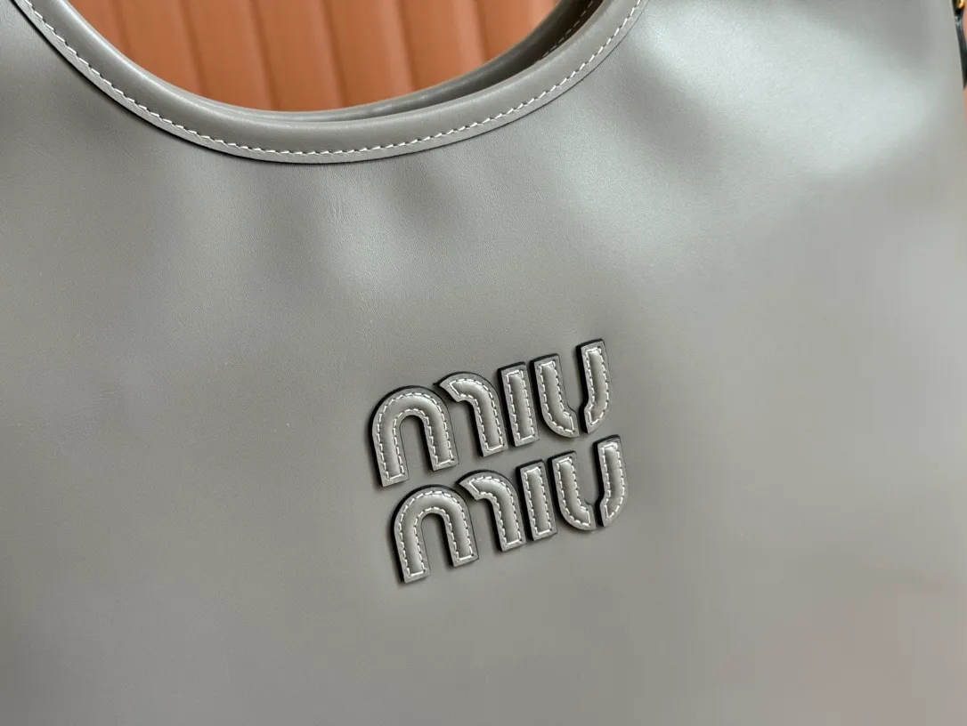 p1680💋💋💋【Configuring full counter package】Miu Women's IVY Cowhide Tote Shoulder Bag This classic tote bag is decorated with the Miu Miu letter logo, which highlights the classic style and is very recognizable. Simple underarm tote bag 🖤 The same color leather letter logo adds a unique and classic style! Gold hardware, leather lettering logo on front! Lined with zip pocket accents! Size: 35x40cm Style number: 5bg231