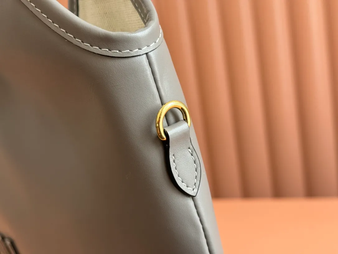 p1680💋💋💋【Configuring full counter package】Miu Women's IVY Cowhide Tote Shoulder Bag This classic tote bag is decorated with the Miu Miu letter logo, which highlights the classic style and is very recognizable. Simple underarm tote bag 🖤 The same color leather letter logo adds a unique and classic style! Gold hardware, leather lettering logo on front! Lined with zip pocket accents! Size: 35x40cm Style number: 5bg231