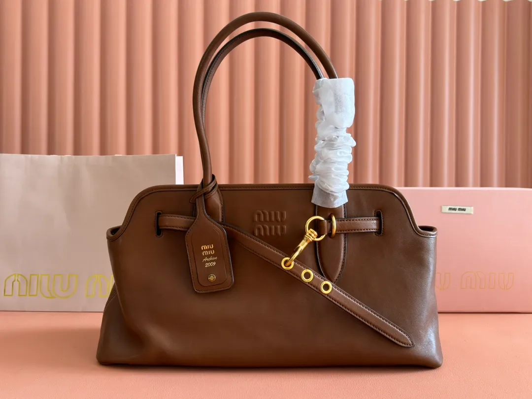 💕💕【New Product】Miu Home👉 MiuMiu new Aventure Nappa leather handbag, heather, brown, black/original leather shipped! 🐲Model: 5BG310. Combination short video