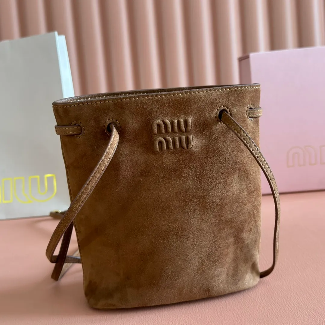 p1060💋💋💋 Equipped with a full set of packaging at the counter [Special grade hardware original leather] Nappa frosted leather mini handbag/shoulder bag This mini handbag is famous for the soft texture of Nappa sheepskin. Adjustable shoulder strap adds practical detail, while embossed letter logo adds classic style ~ Letter logo ~ Adjustable shoulder strap ~ Lined Dimensions: W14×H17×D6cm Number: 5NF460