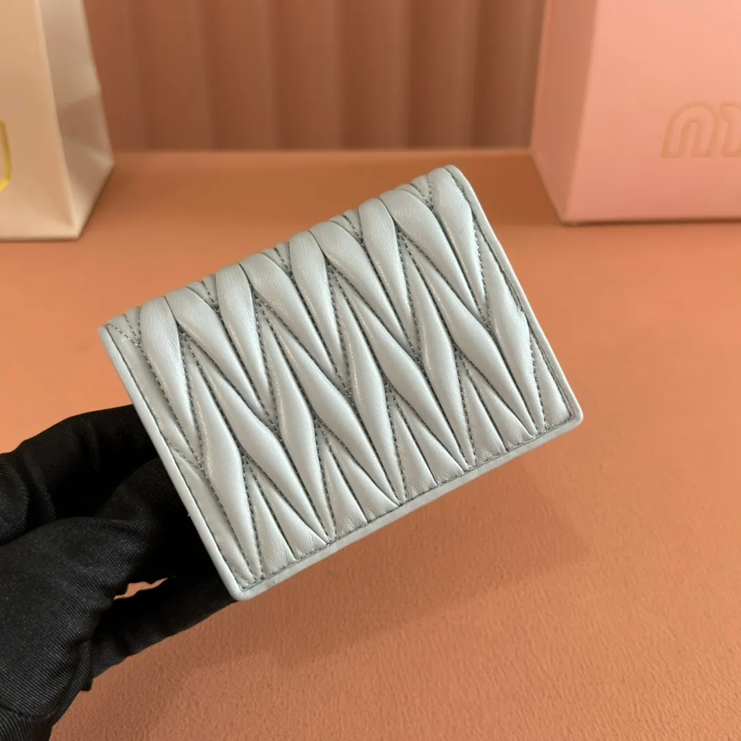 p460. 💋💋💋【Full set of packaging at the counter】🔥 MM latest version pocket wallet💗pocket Wallet💗New small wallet at the counter🔥Model: 5MV20 gray and blue🆕🆕💃💃It is made of imported top-grade sheepskin inside and outside🐮💞Hundred-yuan bills, bank cards, coins, and change can all be stored in it💅💅Size: 11.5 X8 cm.