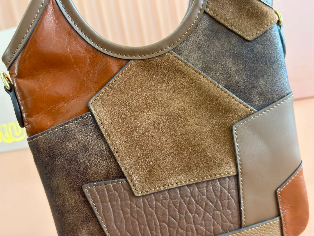 p1520💋💋💋【Equipment with counter full set of packaging and premium hardware original leather】IVY cow leather tote bag small handbag/crossbody bag~ This cowhide tote bag is decorated with metal details brand letter logo, showing classic style and very recognizable. Size: W20×H24cm No./5BA281