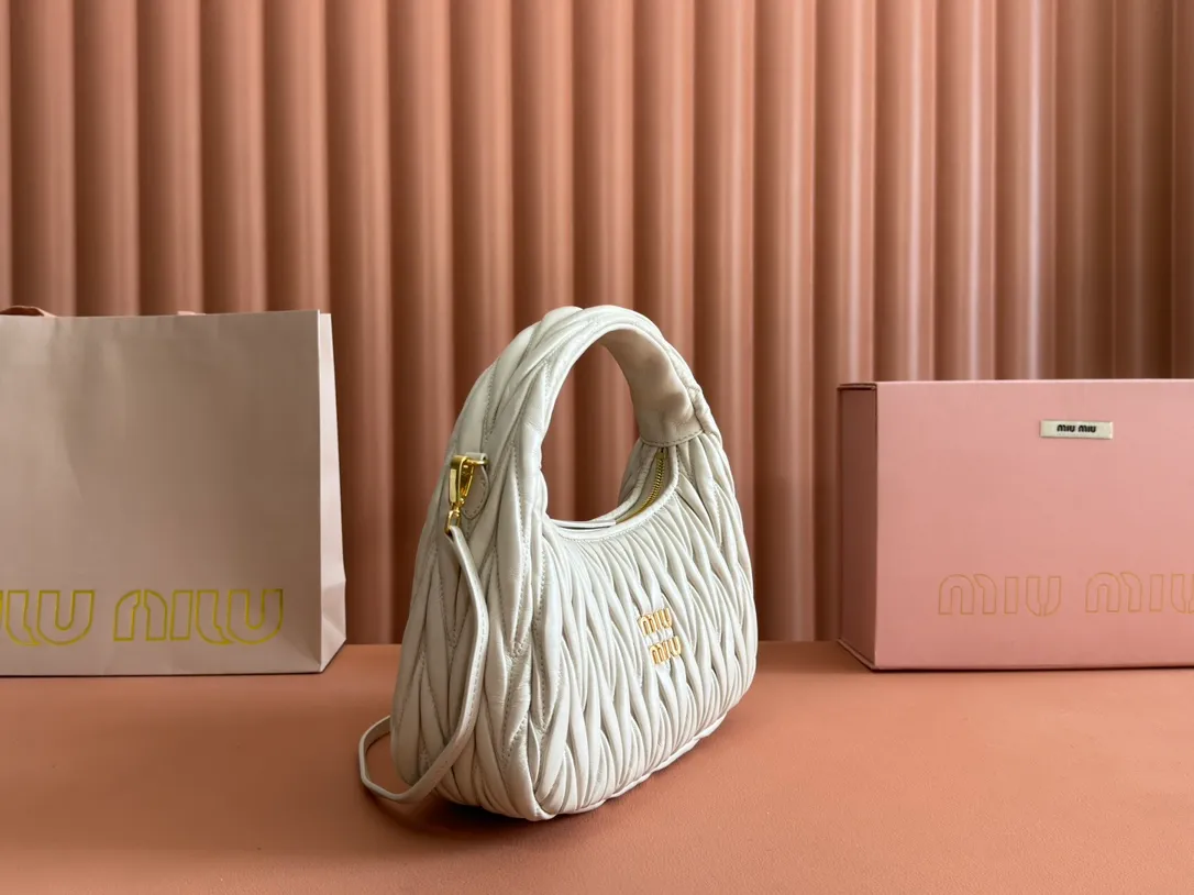 p1660💋💋💋 Equipped with a full set of packaging at the counter [Special grade hardware original leather] Wander Matelasse sheepskin Hobo mini handbag/crossbody bag ~ The white sheepskin Wander handbag has become one of the classic accessories. This mini handbag is made of Matalasse sheep leather, using exquisite craftsmanship to create a three-dimensional effect, showing exquisite elegance. Presenting the Hobo bag style, blending retro style and modern elegance, it has become a new synonym for modern femininity. ～Golden hardware ～Zipper closure ～Metal lettering logo on the front ～Cotton satin lining Size: W25×H18×D5.5cm Number: 5BP306