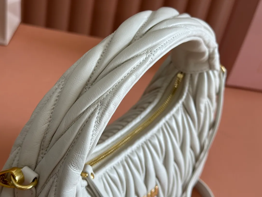 p1660💋💋💋 Equipped with a full set of packaging at the counter [Special grade hardware original leather] Wander Matelasse sheepskin Hobo mini handbag/crossbody bag ~ The white sheepskin Wander handbag has become one of the classic accessories. This mini handbag is made of Matalasse sheep leather, using exquisite craftsmanship to create a three-dimensional effect, showing exquisite elegance. Presenting the Hobo bag style, blending retro style and modern elegance, it has become a new synonym for modern femininity. ～Golden hardware ～Zipper closure ～Metal lettering logo on the front ～Cotton satin lining Size: W25×H18×D5.5cm Number: 5BP306