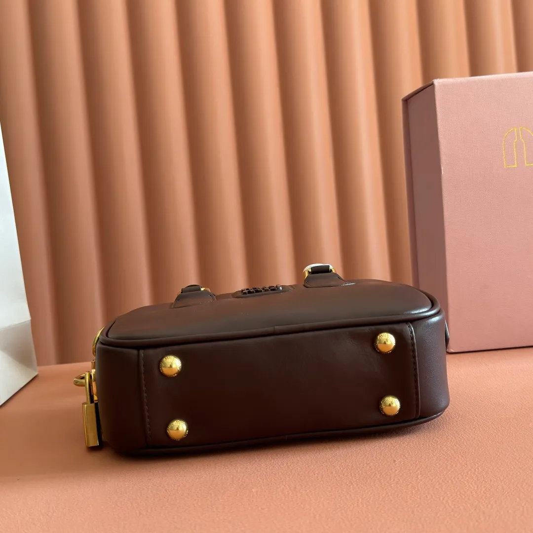 p1640💋💋💋[Original leather configuration counter complete package] Arcadie cow leather small (19cm) bowling handbag/crossbody bag ~ Heather wood This handbag uses cowhide retro and exquisite texture to bring a new interpretation to the classic silhouette. The front letter logo cleverly echoes the metal hardware, and the exquisite workmanship is outstanding, highlighting a highly recognizable classic style. Dynamic and elegant lines with adjustable and detachable shoulder straps present a practical and versatile design with modern charm. ～Detachable and adjustable shoulder strap ～Zipper closure ～Lined with 2 patch pockets ～With foot studs Size: W19×H13×D6cm No.: 5BB123