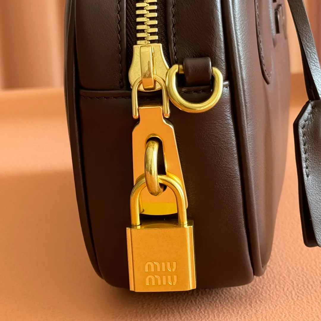 p1640💋💋💋[Original leather configuration counter complete package] Arcadie cow leather small (19cm) bowling handbag/crossbody bag ~ Heather wood This handbag uses cowhide retro and exquisite texture to bring a new interpretation to the classic silhouette. The front letter logo cleverly echoes the metal hardware, and the exquisite workmanship is outstanding, highlighting a highly recognizable classic style. Dynamic and elegant lines with adjustable and detachable shoulder straps present a practical and versatile design with modern charm. ～Detachable and adjustable shoulder strap ～Zipper closure ～Lined with 2 patch pockets ～With foot studs Size: W19×H13×D6cm No.: 5BB123