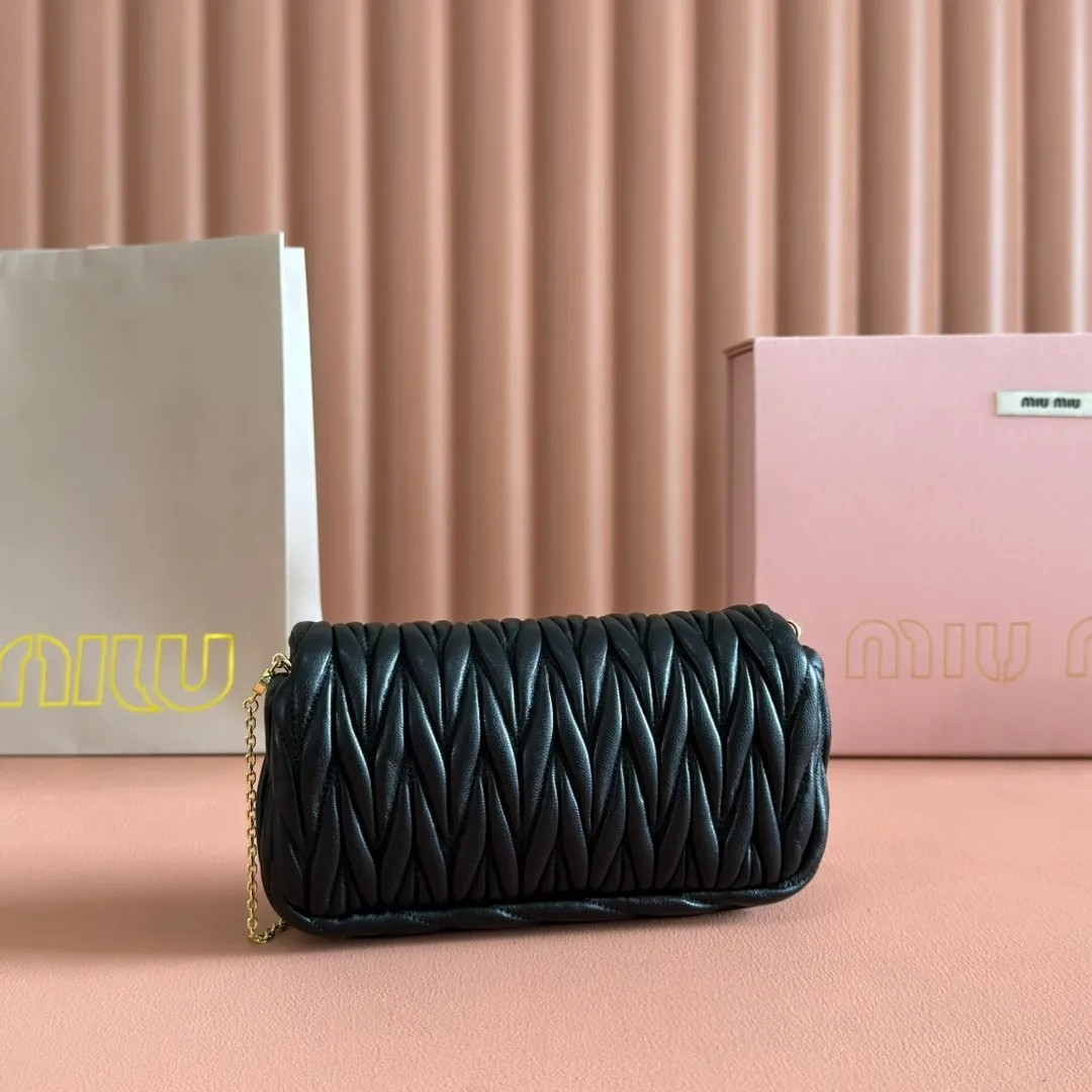 p1400💋💋💋【Equipped with full package of original leather at the counter】Miaojia 5bp172 MIU MI new chain bag, top imported lambskin, brand classic iconic Matelasse texture embroidery, new design detachable long metal chain shoulder strap, flip-top suction buckle closure, a card slot compartment inside, satin lining, can be held in hand or crossbody, size 18 X9.5 X 4 c