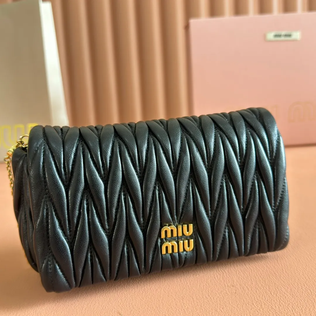 p1400💋💋💋【Equipped with full package of original leather at the counter】Miaojia 5bp172 MIU MI new chain bag, top imported lambskin, brand classic iconic Matelasse texture embroidery, new design detachable long metal chain shoulder strap, flip-top suction buckle closure, a card slot compartment inside, satin lining, can be held in hand or crossbody, size 18 X9.5 X 4 c