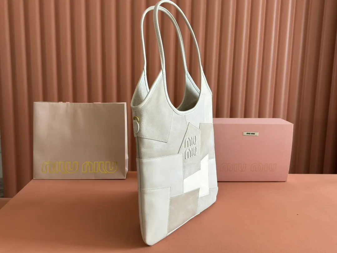 p1800. 💋💋💋【Full set of packaging at the counter】M's new hobo tote corduroy armpit bag, a limited edition in the autumn and winter series. This design allows more girls to easily control the fashion sense of efor. The back can actually make the side of the person look very thin. The weight of the bag is also very light. The length will not weigh you down. It is a must-have for daily commuting. You can't go wrong with personal clothes. It is light and simple, the design is very practical and the capacity is large. Model: 5BG231. Size: Bottom length 35x height 40x wrist height 60cm. Color: brown/original leather. Made in Italy