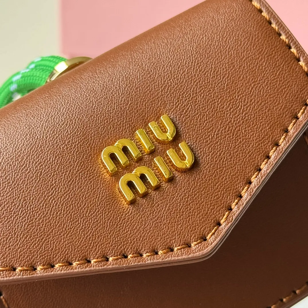 p400💋💋💋miumiu Miumiu cowhide key chain, counter synchronized, original customization, the most beautiful single product, full of high-end sense, the overall details are very surprising, elegant and fashionable, highlighting the French elegance.
