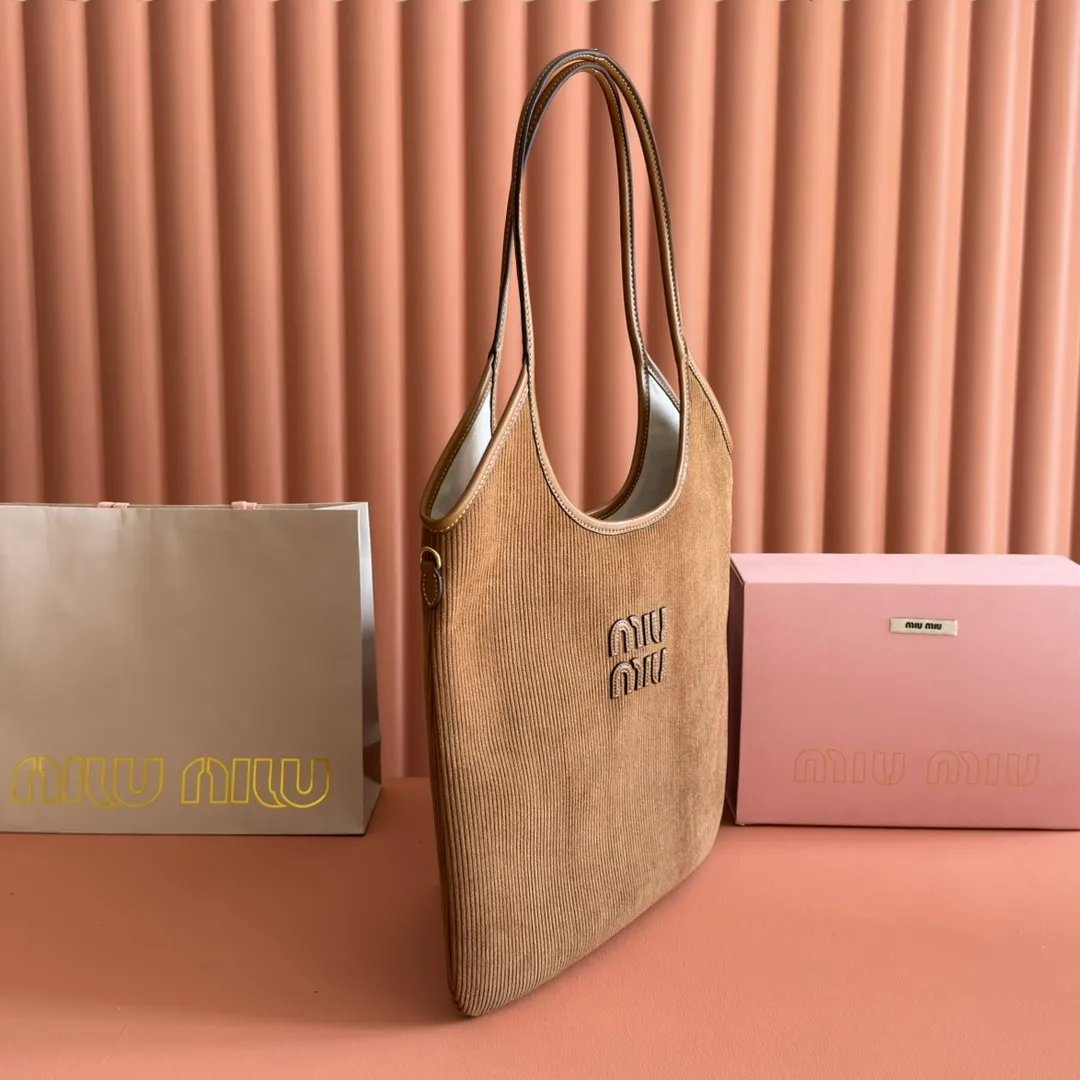 p1300💋💋💋【Full package with counter】Miu Women's IVY Corduroy Tote Shoulder Bag This classic tote bag is decorated with the Miu Miu letter logo, highlighting the classic style and being very recognizable. Simple underarm tote bag 🖤 The same color leather letter logo adds a unique and classic style! Gold hardware, leather lettering logo on front! Lined with zip pocket accents! Size: 35x40cm Style number: 500231