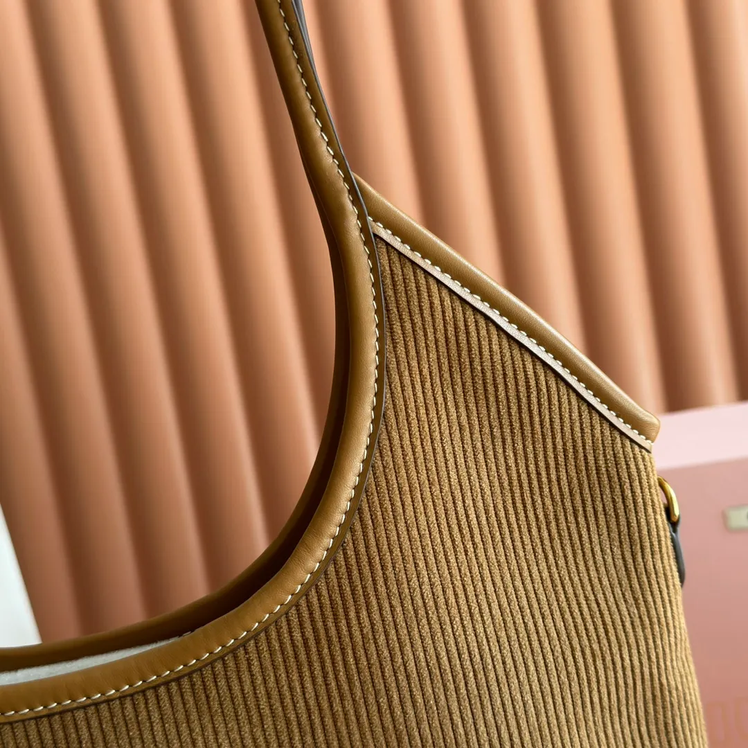 p1300💋💋💋【Full package with counter】Miu Women's IVY Corduroy Tote Shoulder Bag This classic tote bag is decorated with the Miu Miu letter logo, highlighting the classic style and being very recognizable. Simple underarm tote bag 🖤 The same color leather letter logo adds a unique and classic style! Gold hardware, leather lettering logo on front! Lined with zip pocket accents! Size: 35x40cm Style number: 500231