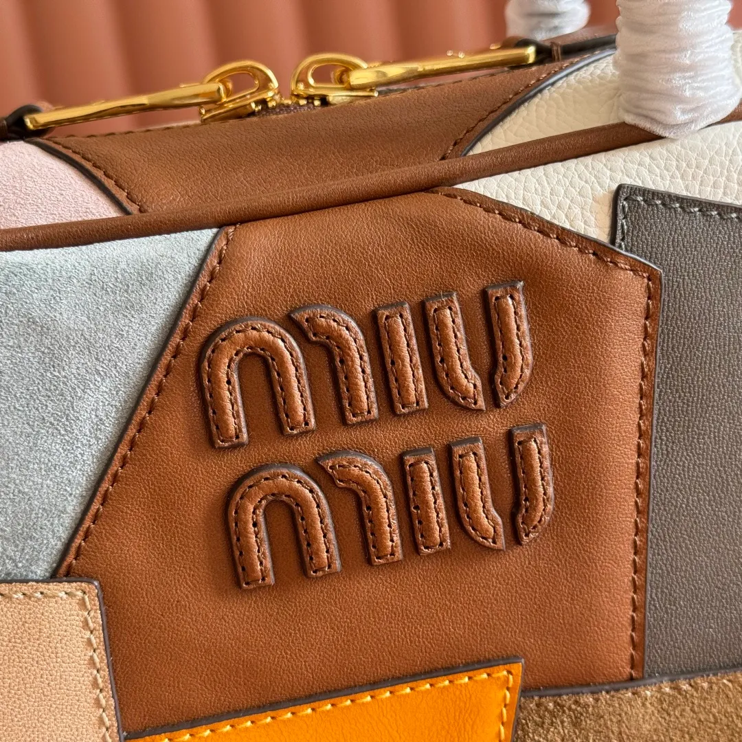 p1900💋💋💋【Premium hardware original leather】Beau cow leather and sheep leather patchwork handbag ~ handbag/shoulder bag ~ brown patchwork This Beau handbag presents a slightly retro style, while highlighting modern personality through patches. The letter logo highlights the brand's classic character. Size: W28×H15×D9cm Number: 5BB173 5BB147