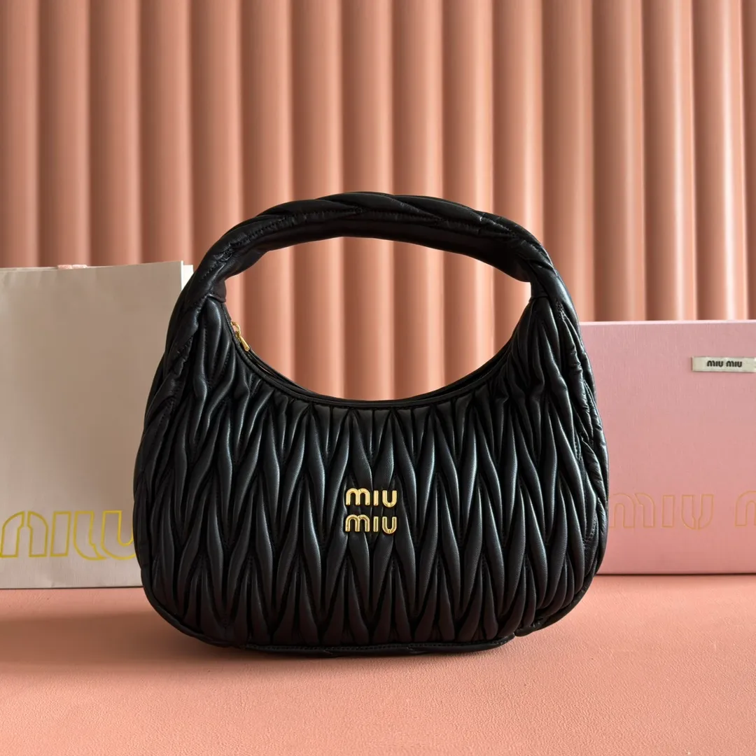 p1800💋💋💋【Full set of packaging at the counter】The new MiuWander handbag is made of imported lambskin classic brand's iconic Matelasse texture embroidery, retro frosted hardware, and the use of round curves to retain the playful feel it should have. The overall shape of the bag is stiff and stylish, full of personality, can be sweet or salty, and the capacity can be light. Almost everyone in the major fashionistas has one, size: 29 X 24 X 10 5bc108