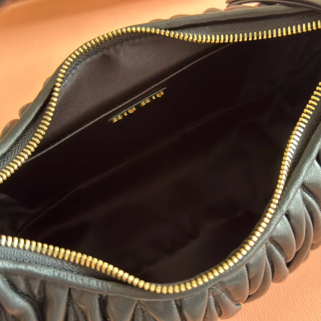 p1800💋💋💋【Full set of packaging at the counter】The new MiuWander handbag is made of imported lambskin classic brand's iconic Matelasse texture embroidery, retro frosted hardware, and the use of round curves to retain the playful feel it should have. The overall shape of the bag is stiff and stylish, full of personality, can be sweet or salty, and the capacity can be light. Almost everyone in the major fashionistas has one, size: 29 X 24 X 10 5bc108