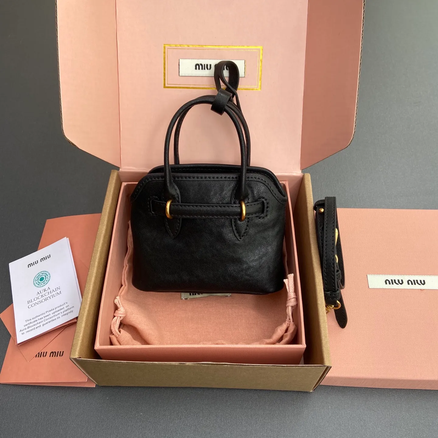 p920【Special grade hardware original leather】~Adventure Nappa sheepskin leather pendant/crossbody bag~Vegetable tanned leather black This pendant can be decorated with other accessories and has a unique style. Can be worn cross-body. Decorated with an embossed logo for an added signature touch. - Lace-up closure - Embossed letter logo - Lined Dimensions: w12.5×h10×5cm Number: _5BG037